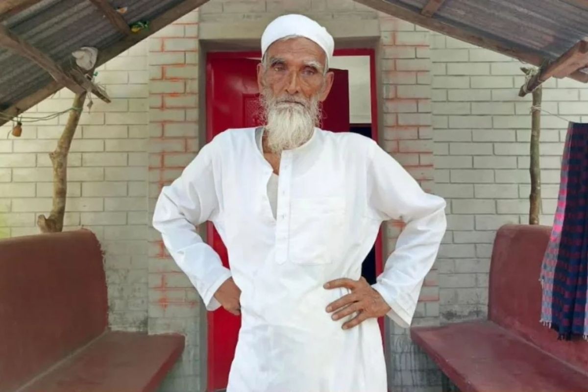 বিয়ের ফাঁদে ফেলে বৃদ্ধের কাছ থেকে ৪০ হাজার টাকা নিয়ে পালিয়ে বেড়াচ্ছেন সেই নারী