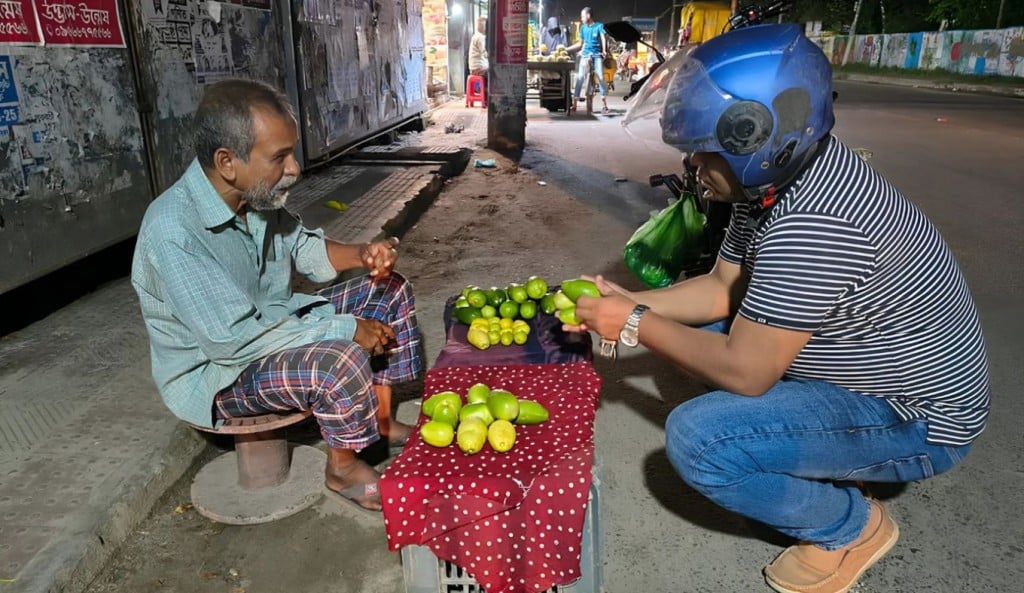 ৩৮ বছর শিক্ষকতা করে রাস্তায় লেবু বিক্রি করছেন লতিফ 1756092878 ৩৮ বছর শিক্ষকতা করে রাস্তায় লেবু বিক্রি করছেন লতিফ