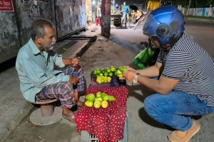 ৩৮ বছর শিক্ষকতা করে রাস্তায় লেবু বিক্রি করছেন লতিফ