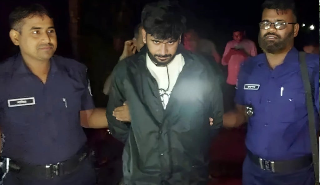 ৫ লাখ টাকা চাঁদা নেওয়ার সময় ভুয়া এনএসআই সদস্য আটক 1754283386 ৫ লাখ টাকা চাঁদা নেওয়ার সময় ভুয়া এনএসআই সদস্য আটক