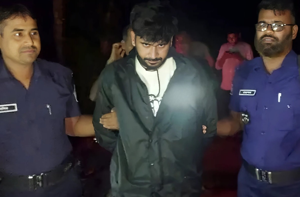 ৫ লাখ টাকা চাঁদা নেওয়ার সময় ভুয়া এনএসআই সদস্য আটক