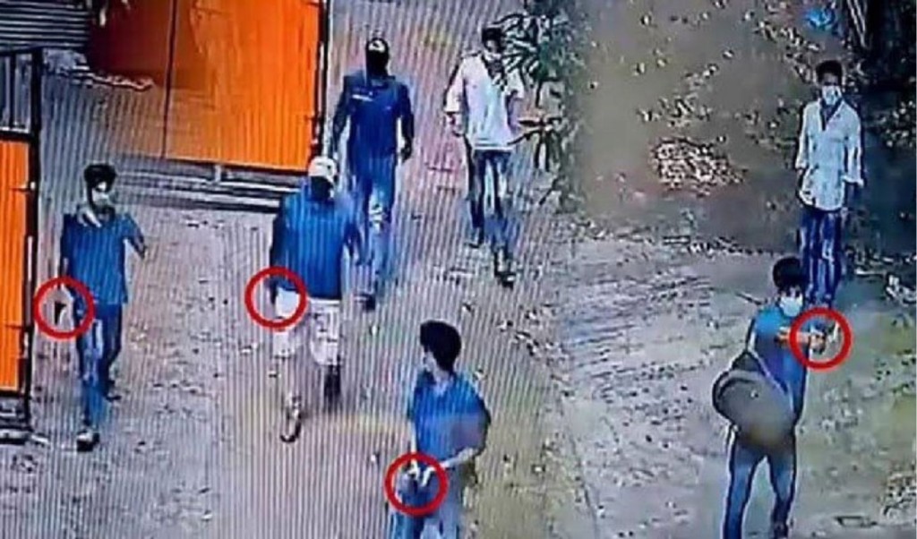 ৫০ লাখ টাকা চাঁদা না পেয়ে দলবল নিয়ে ব্যবসায়ীর বাড়িতে এলোপাতাড়ি গুলি 4 ৫০ লাখ টাকা চাঁদা না পেয়ে দলবল নিয়ে ব্যবসায়ীর বাড়িতে এলোপাতাড়ি গুলি 1755701844 ৫০ লাখ টাকা চাঁদা না পেয়ে দলবল নিয়ে ব্যবসায়ীর বাড়িতে এলোপাতাড়ি গুলি