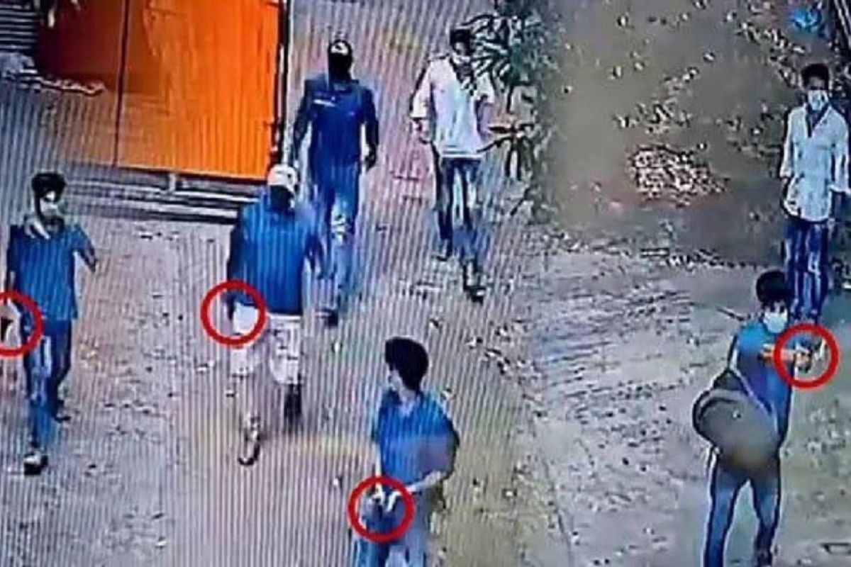 ৫০ লাখ টাকা চাঁদা না পেয়ে দলবল নিয়ে ব্যবসায়ীর বাড়িতে এলোপাতাড়ি গুলি