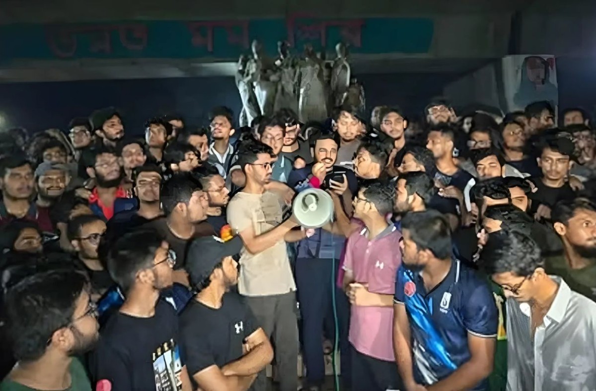 গভীর রাতে ডিপ্লোমা ইঞ্জিনিয়ারদের ৭ দফা দাবির প্রতিবাদে বুয়েট শিক্ষার্থীদের বিক্ষোভ