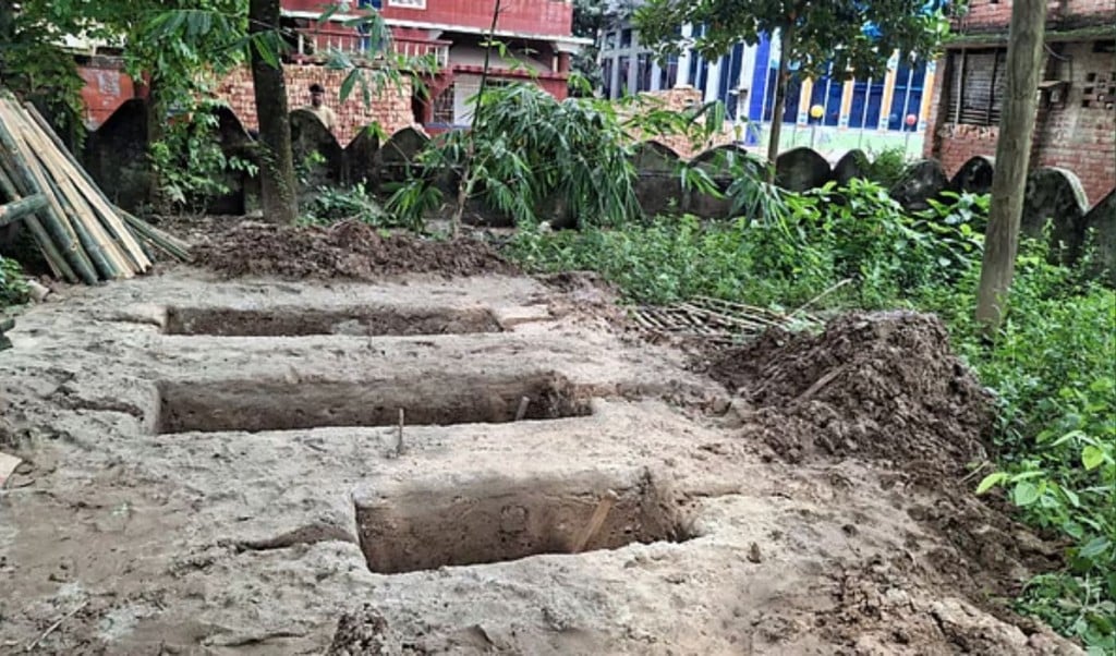 ‘আমরা মরে গেলাম ঋণের দায়ে আর খাওয়ার অভাবে’ 3 ‘আমরা মরে গেলাম ঋণের দায়ে আর খাওয়ার অভাবে 1755354612 ‘আমরা মরে গেলাম ঋণের দায়ে আর খাওয়ার অভাবে’