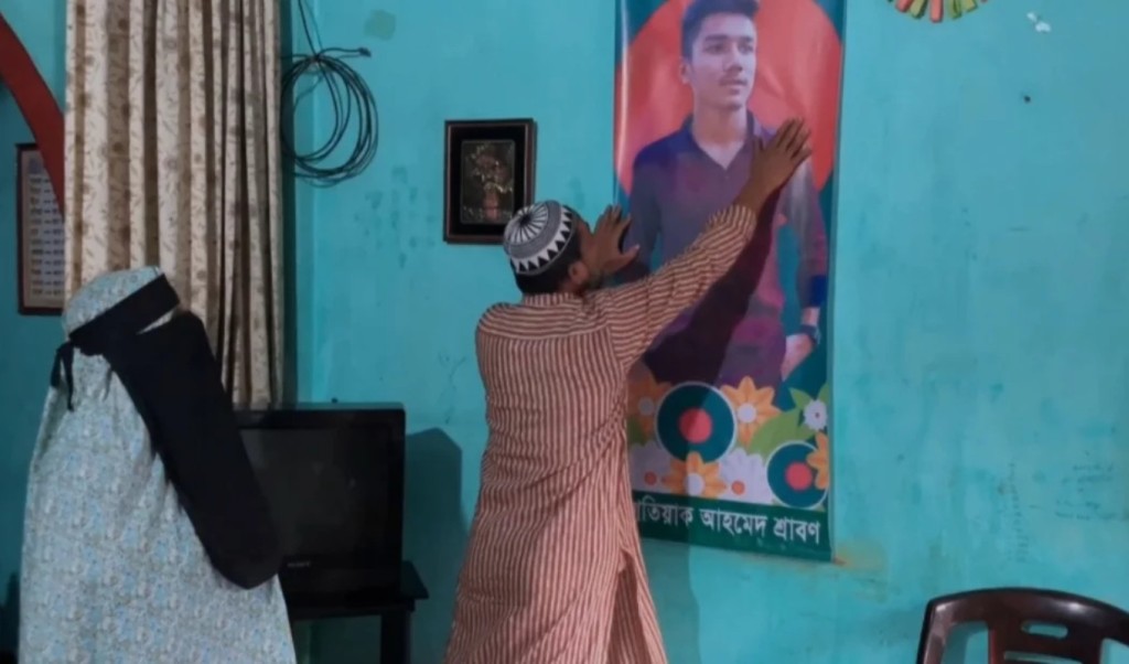 ‘উনারা এখন রাজনীতি নিয়ে ব্যস্ত’—আক্ষেপ শহীদ শ্রাবণের বাবার 2 ‘উনারা এখন রাজনীতি নিয়ে ব্যস্ত—আক্ষেপ শহীদ শ্রাবণের বাবার 1754142183 ‘উনারা এখন রাজনীতি নিয়ে ব্যস্ত’—আক্ষেপ শহীদ শ্রাবণের বাবার
