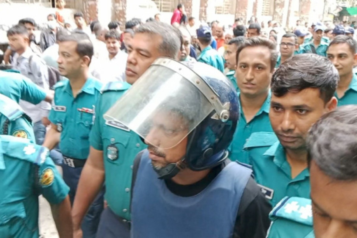 ‘এক মুজিব লোকান্তরে, লক্ষ মুজিব ঘরে ঘরে’— আদালত চত্বরে পলক