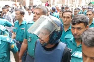 ‘এক মুজিব লোকান্তরে, লক্ষ মুজিব ঘরে ঘরে’— আদালত চত্বরে পলক