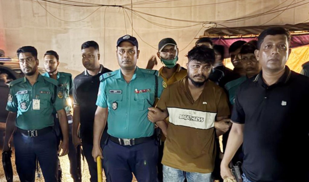 চট্টগ্রামে পুলিশের ওপর হামলা: প্রধান আসামি অস্ত্রসহ গ্রেপ্তার 3 ‘চট্টগ্রামে পুলিশের ওপর হামলা প্রধান আসামি অস্ত্রসহ গ্রেপ্তার 1755408152 চট্টগ্রামে পুলিশের ওপর হামলা: প্রধান আসামি অস্ত্রসহ গ্রেপ্তার