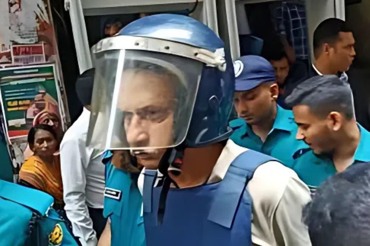 চাঁদাবাজির মামলায় সাংবাদিক মোজাম্মেল বাবুকে গ্রেপ্তার দেখানো হয়েছে