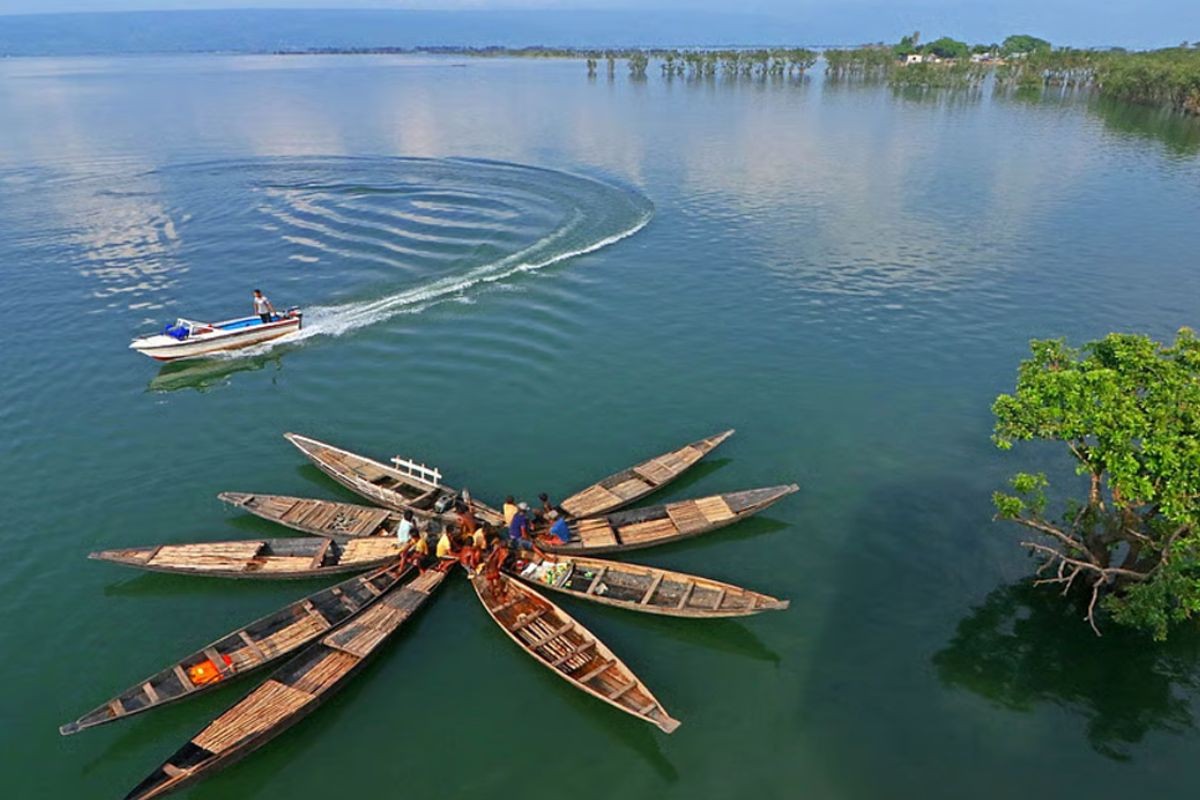 সুনামগঞ্জে টাঙ্গুয়ার হাওরে ভাসমান দোকানে ডাকাতি