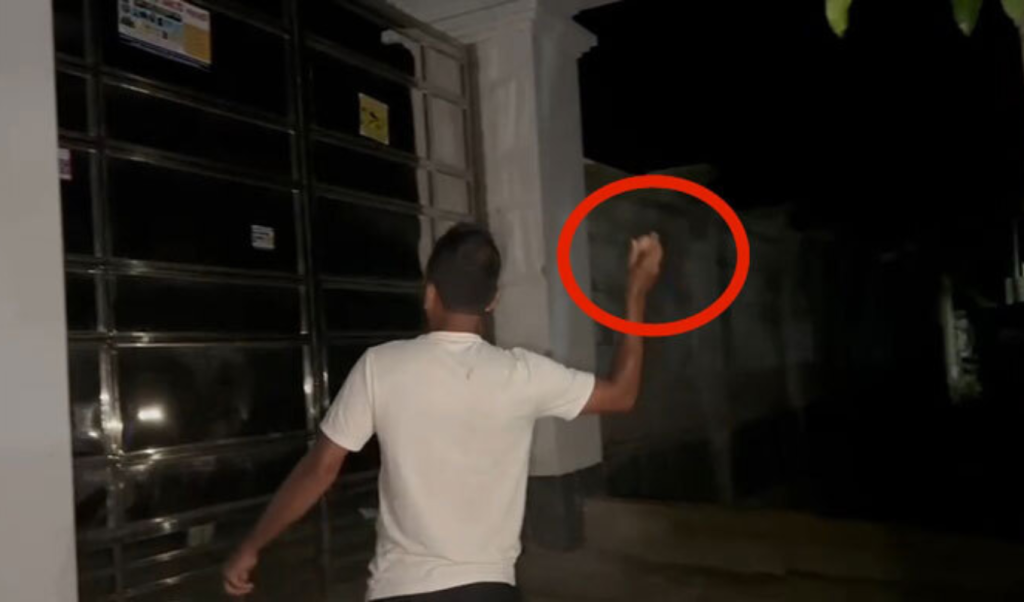এবার আওয়ামী লীগ নেতা জাহিদের বাড়িতে ডিম নিক্ষেপ 4 Add a subheading 100 1758655120 এবার আওয়ামী লীগ নেতা জাহিদের বাড়িতে ডিম নিক্ষেপ