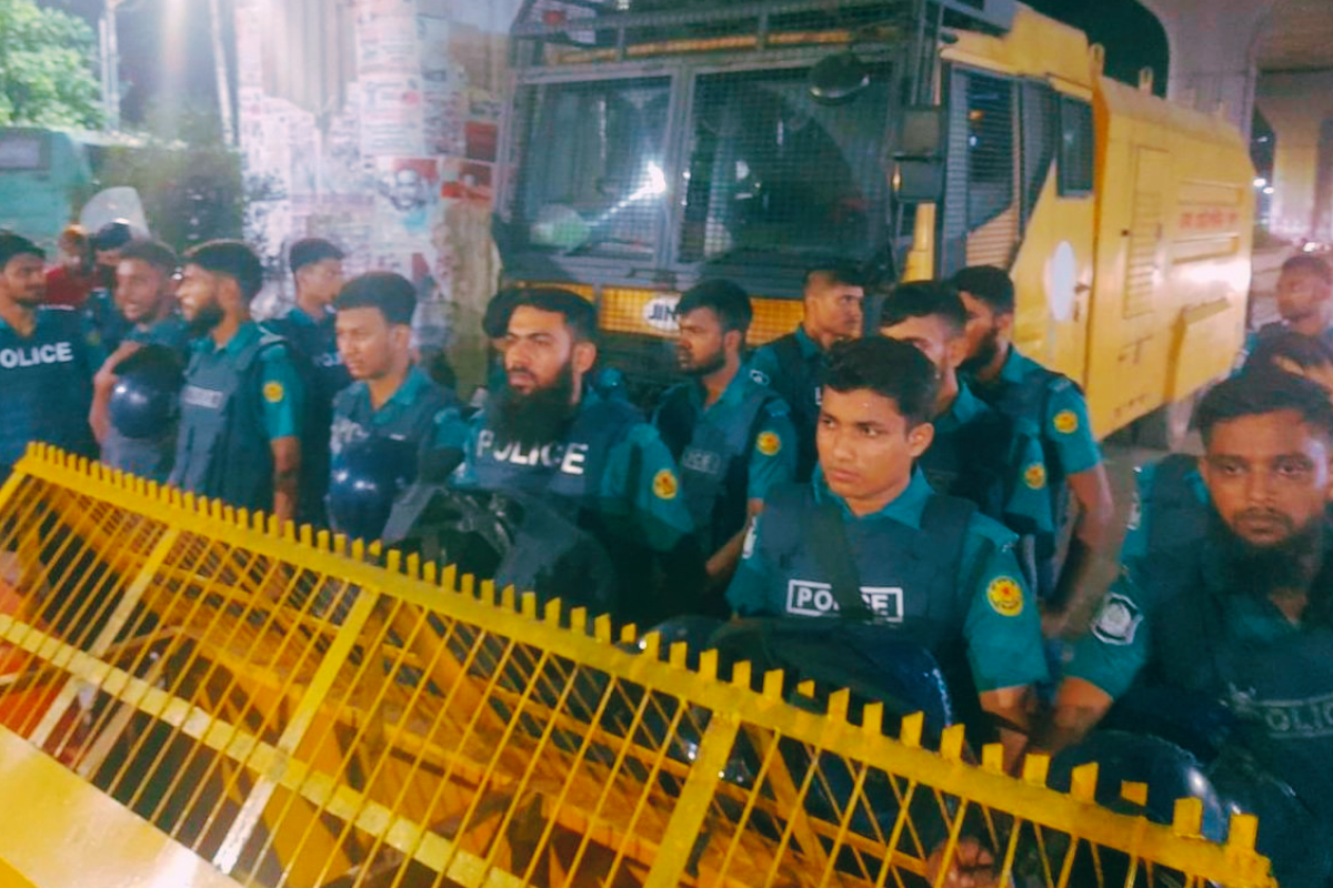 ঢাবি প্রবেশদ্বারে ভিড় না করার নির্দেশ ডিএমপির
