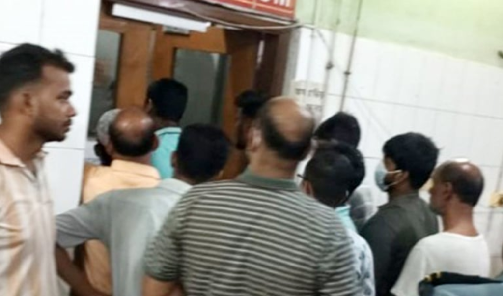 ঢামেক হাসপাতালে অ্যাম্বুলেন্স ব্যবসা নিয়ে সংঘর্ষ, আহত ৭ 4 Add a subheading 2025 09 26T013553.591 1758828987 ঢামেক হাসপাতালে অ্যাম্বুলেন্স ব্যবসা নিয়ে সংঘর্ষ, আহত ৭