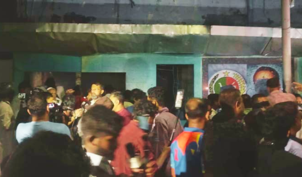 কাকরাইলে জাতীয় পার্টি কার্যালয়ে ভাঙচুর-অগ্নিসংযোগ, গুলিবিদ্ধ ২ 3 Add a subheading 5 1757098519 কাকরাইলে জাতীয় পার্টি কার্যালয়ে ভাঙচুর-অগ্নিসংযোগ, গুলিবিদ্ধ ২