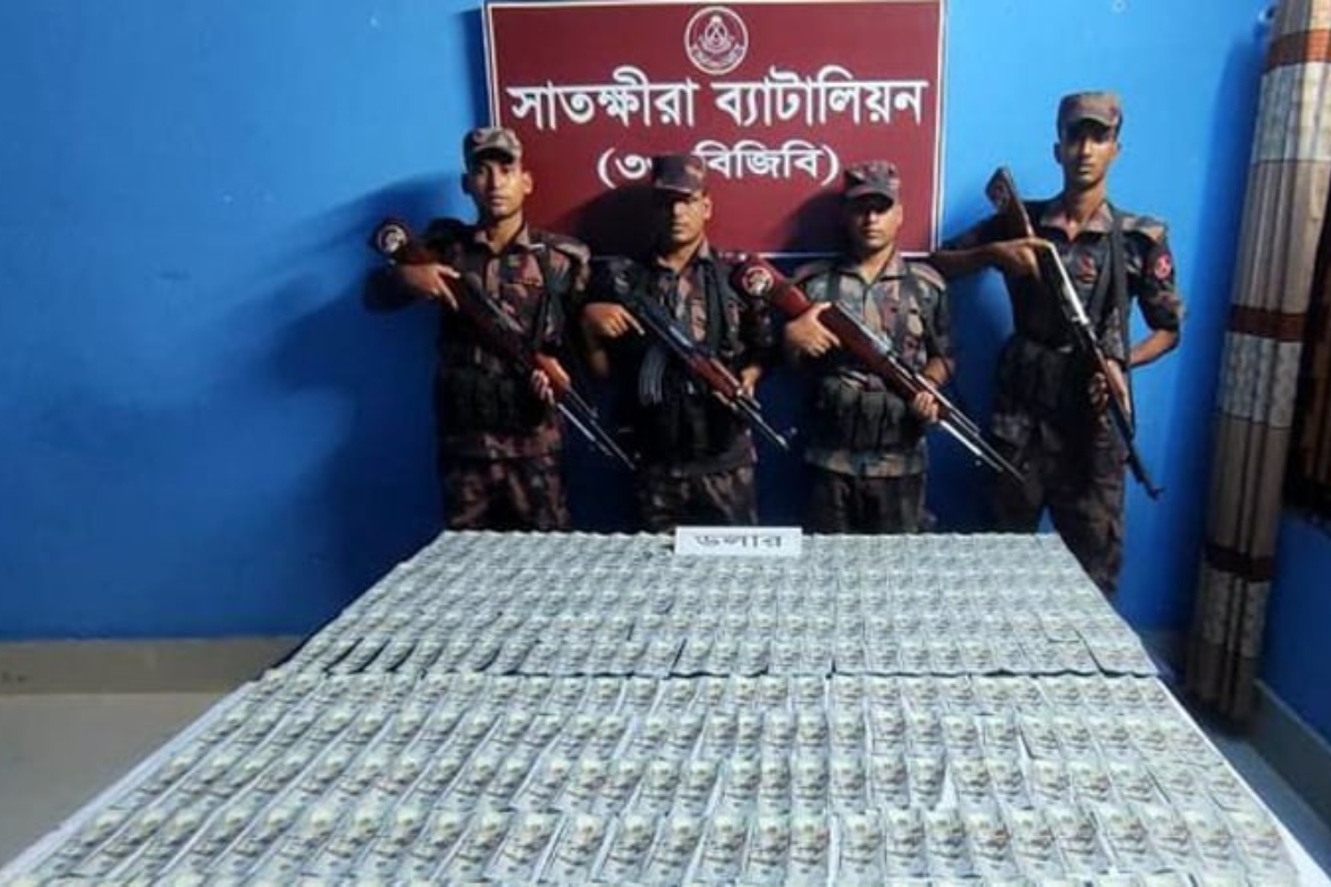 সাতক্ষীরায় বিশেষ অভিযানে ৩০ হাজার ডলার জব্দ