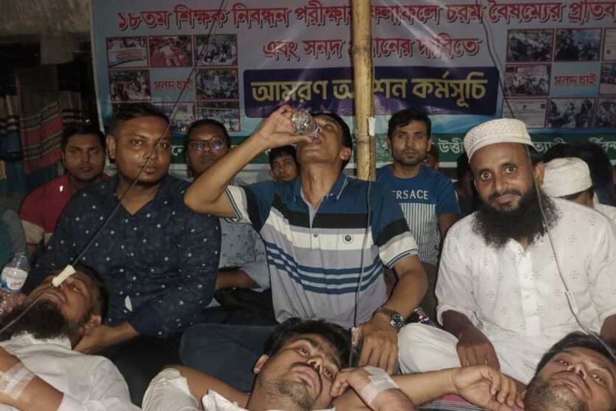 শিক্ষা সচিবের আশ্বাসে অনশন ভাঙলেন ১৮তম শিক্ষক নিবন্ধন পরীক্ষার প্রার্থীরা
