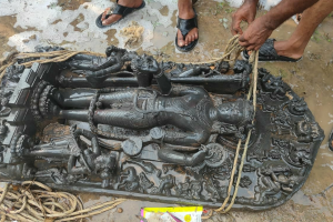 বগুড়ায় পুকুর থেকে ৫ মণ ওজনের কষ্টিপাথরের মূর্তি উদ্ধার, গ্রেপ্তার ২