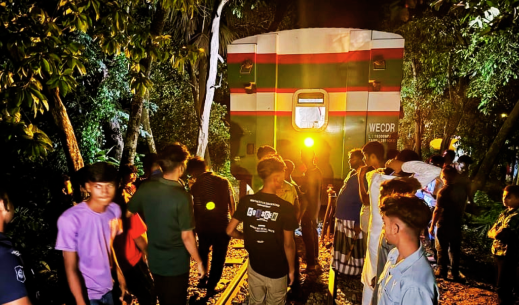 অল্পের জন্য রক্ষা পেলেন পর্যটক এক্সপ্রেসের হাজারো যাত্রী 3 Untitled design 2025 09 02T012947.697 1756755259 অল্পের জন্য রক্ষা পেলেন পর্যটক এক্সপ্রেসের হাজারো যাত্রী