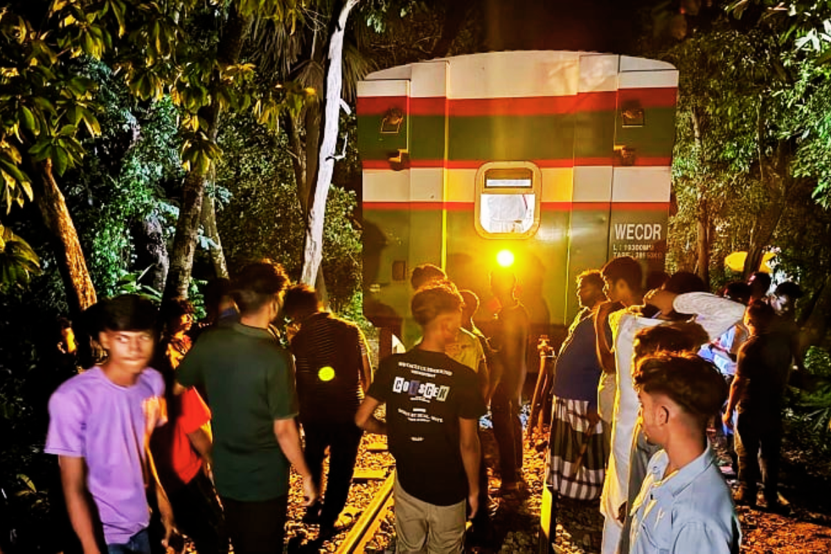 অল্পের জন্য রক্ষা পেলেন পর্যটক এক্সপ্রেসের হাজারো যাত্রী