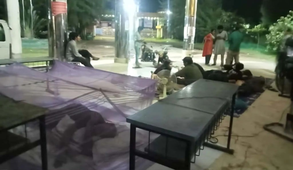 অনশনকারী শিক্ষার্থীদের পাশে শুয়ে রাত কাটালেন উপাচার্য 1757053312 অনশনকারী শিক্ষার্থীদের পাশে শুয়ে রাত কাটালেন উপাচার্য