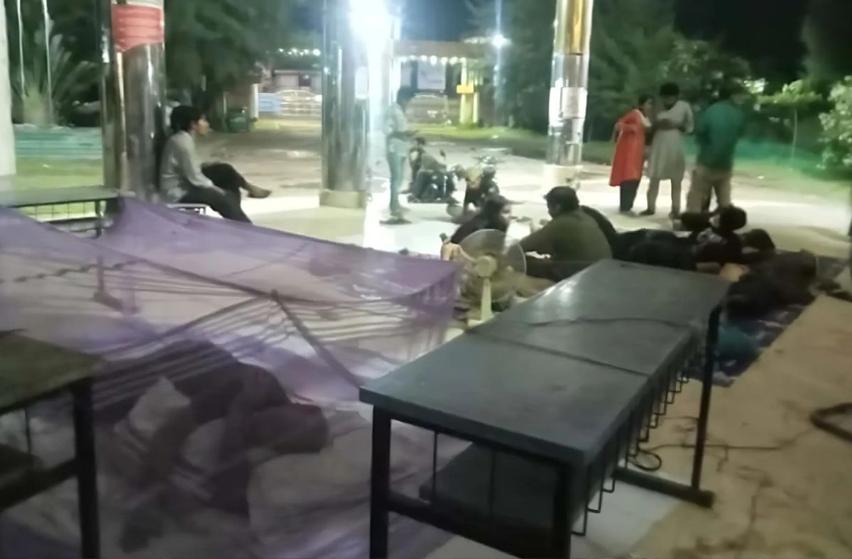 অনশনকারী শিক্ষার্থীদের পাশে শুয়ে রাত কাটালেন উপাচার্য