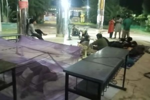 অনশনকারী শিক্ষার্থীদের পাশে শুয়ে রাত কাটালেন উপাচার্য