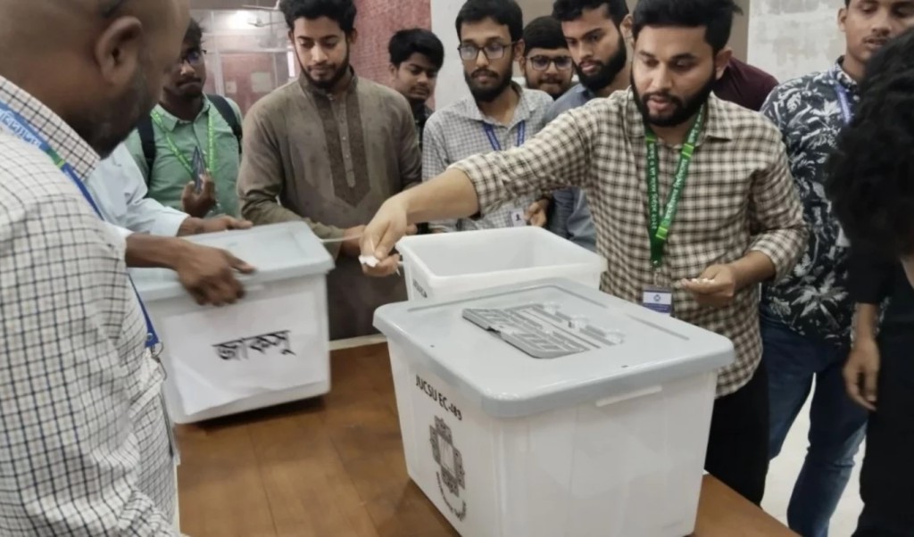 জাকসু নির্বাচনে অভিযোগের পাহাড়, ফল ঘোষণায় ‘অনিশ্চয়তা’ 4 অনিয়মের অভিযোগে ‘বিতর্কিত জাকসু নির্বাচন ফল ঘোষণায় অনিশ্চয়তা 1757649492 জাকসু নির্বাচনে অভিযোগের পাহাড়, ফল ঘোষণায় ‘অনিশ্চয়তা’