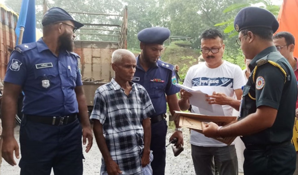 অবশেষে বাড়ি ফিরলেন সেই ভারতীয় নাগরিক 4 অবশেষে বাড়ি ফিরলেন সেই ভারতীয় নাগরিক 1757942341 অবশেষে বাড়ি ফিরলেন সেই ভারতীয় নাগরিক