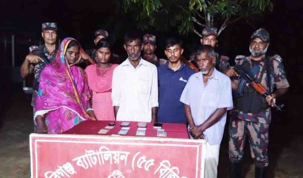 অবৈধভাবে ভারতে যাওয়ার সময় ৫ বাংলাদেশি আটক 4 অবৈধভাবে ভারতে যাওয়ার সময় ৫ বাংলাদেশি আটক 1758442058 অবৈধভাবে ভারতে যাওয়ার সময় ৫ বাংলাদেশি আটক