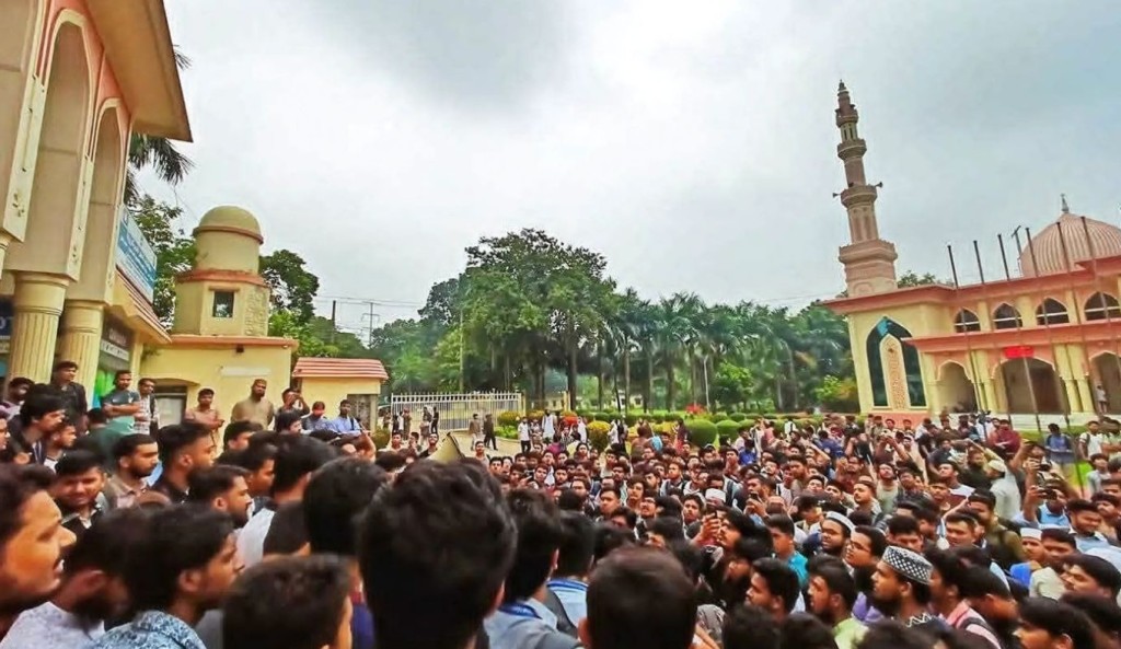আট দফা দাবিতে উত্তাল আন্তর্জাতিক ইসলামী বিশ্ববিদ্যালয় 1758524233 আট দফা দাবিতে উত্তাল আন্তর্জাতিক ইসলামী বিশ্ববিদ্যালয়
