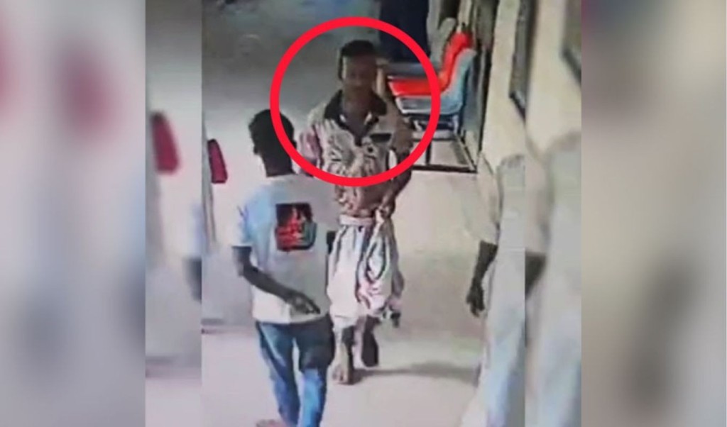 আদালত থেকে আসামি উধাও, ৬ পুলিশ প্রত্যাহার 4 আদালত থেকে আসামি উধাও ৬ পুলিশ প্রত্যাহার 1758638691 আদালত থেকে আসামি উধাও, ৬ পুলিশ প্রত্যাহার