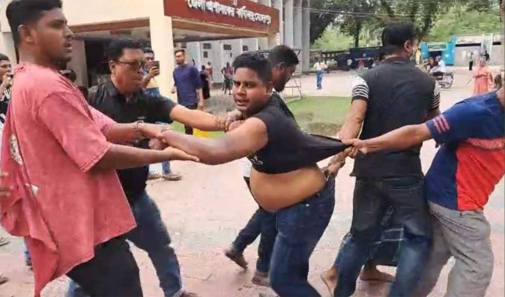 আদালত থেকে আসামিকে অপহরণচেষ্টা বাদীপক্ষের 4 আদালত থেকে আসামিকে অপহরণচেষ্টা বাদীপক্ষের 1758035513 আদালত থেকে আসামিকে অপহরণচেষ্টা বাদীপক্ষের