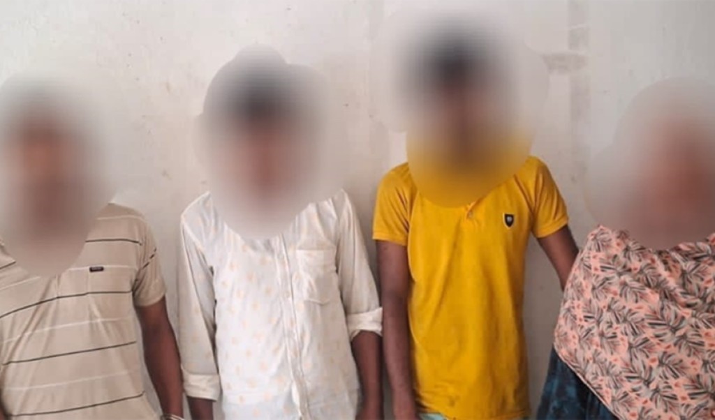 আবাসিক হোটেলে এক নারীর সঙ্গে ৩ পুরুষ, অতঃপর... 3 আবাসিক হোটেলে এক নারীর সঙ্গে ৩ পুরুষ অতঃপর 1757663450 আবাসিক হোটেলে এক নারীর সঙ্গে ৩ পুরুষ, অতঃপর...