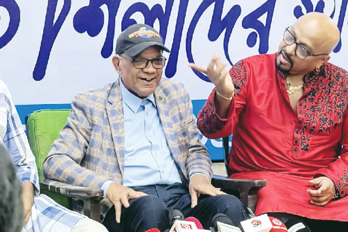 দেশে থাকলে ভিক্ষা করে খেতে হতো: আহমেদ শরীফ