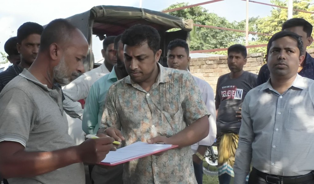 ইটের গুঁড়া দিয়ে তৈরি হতো ভেজাল সার ও কিটনাশক কারখানায় অভিযান 1757560396 ইটের গুঁড়া দিয়ে তৈরি হতো ভেজাল সার ও কীটনাশক, কারখানায় অভিযান