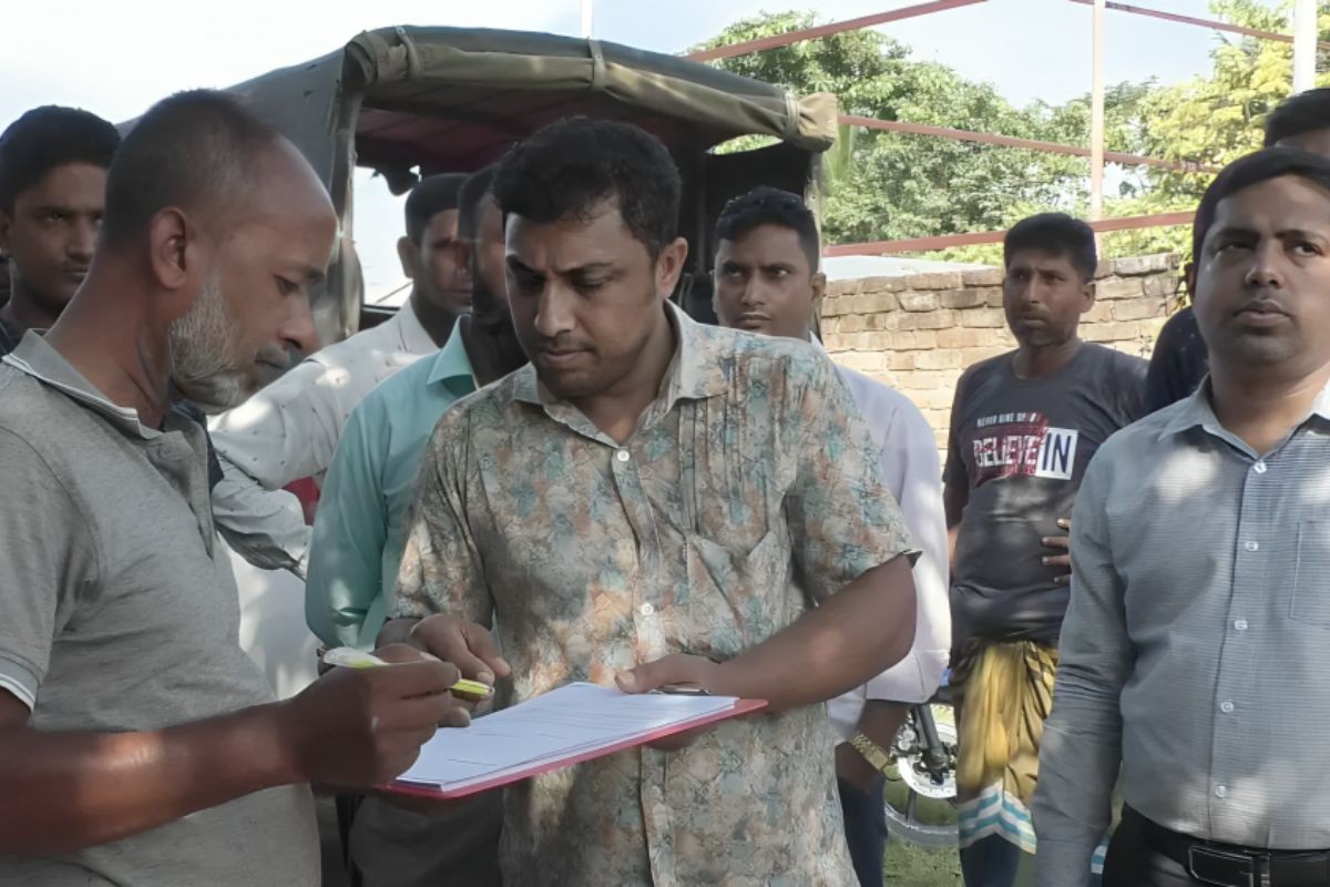 ইটের গুঁড়া দিয়ে তৈরি হতো ভেজাল সার ও কীটনাশক, কারখানায় অভিযান