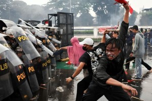 ইন্দোনেশিয়ায় সরকারবিরোধী আন্দোলন ছড়িয়ে পড়ার কি রহস্য!