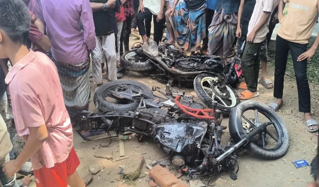 ইভটিজিংকে কেন্দ্র করে বিদ্যালয়ে হামলা, দুই শিক্ষকসহ আহত ১৫ 3 ইভটিজিংকে কেন্দ্র করে বিদ্যালয়ে হামলা দুই শিক্ষকসহ আহত ১৫ 1757517175 ইভটিজিংকে কেন্দ্র করে বিদ্যালয়ে হামলা, দুই শিক্ষকসহ আহত ১৫