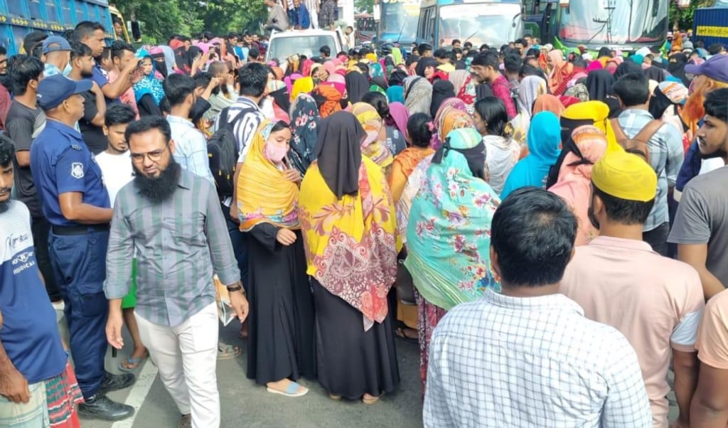 ঈদে মিলাদুন্নবীর ছুটির দাবিতে বিক্ষোভ করেছেন গার্মেন্টস শ্রমিক। 1757144373 ঈদে মিলাদুন্নবীর ছুটি না পেয়ে গার্মেন্টস শ্রমিকদের বিক্ষোভ ও মহাসড়ক অবরোধ
