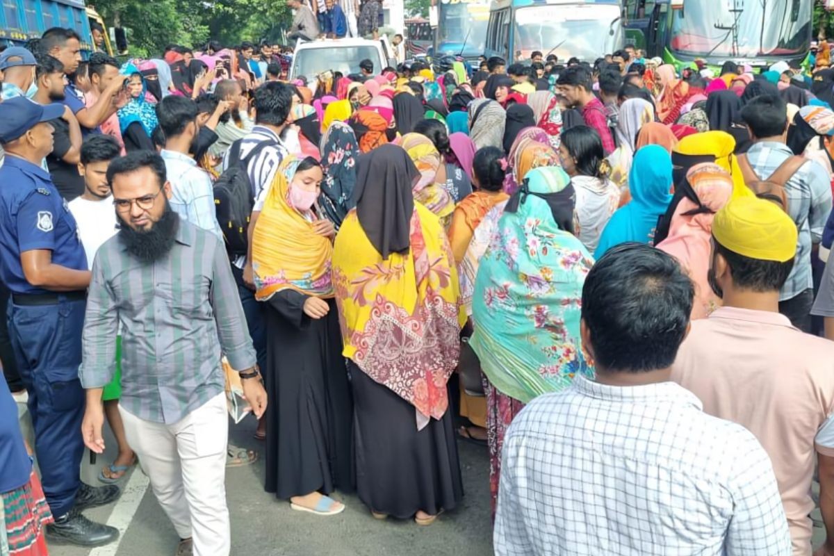 ঈদে মিলাদুন্নবীর ছুটি না পেয়ে গার্মেন্টস শ্রমিকদের বিক্ষোভ ও মহাসড়ক অবরোধ