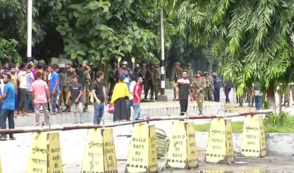 উত্তরা ইপিজেডে শ্রমিক বাহিনী সংঘর্ষে নিহত 1756798342 উত্তরা ইপিজেডে সেনাবাহিনী ও পুলিশের সঙ্গে শ্রমিকদের সংঘর্ষে একজন নিহত, গুলিবিদ্ধ ৬