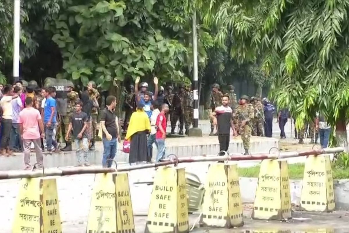 উত্তরা ইপিজেডে সেনাবাহিনী ও পুলিশের সঙ্গে শ্রমিকদের সংঘর্ষে একজন নিহত, গুলিবিদ্ধ ৬