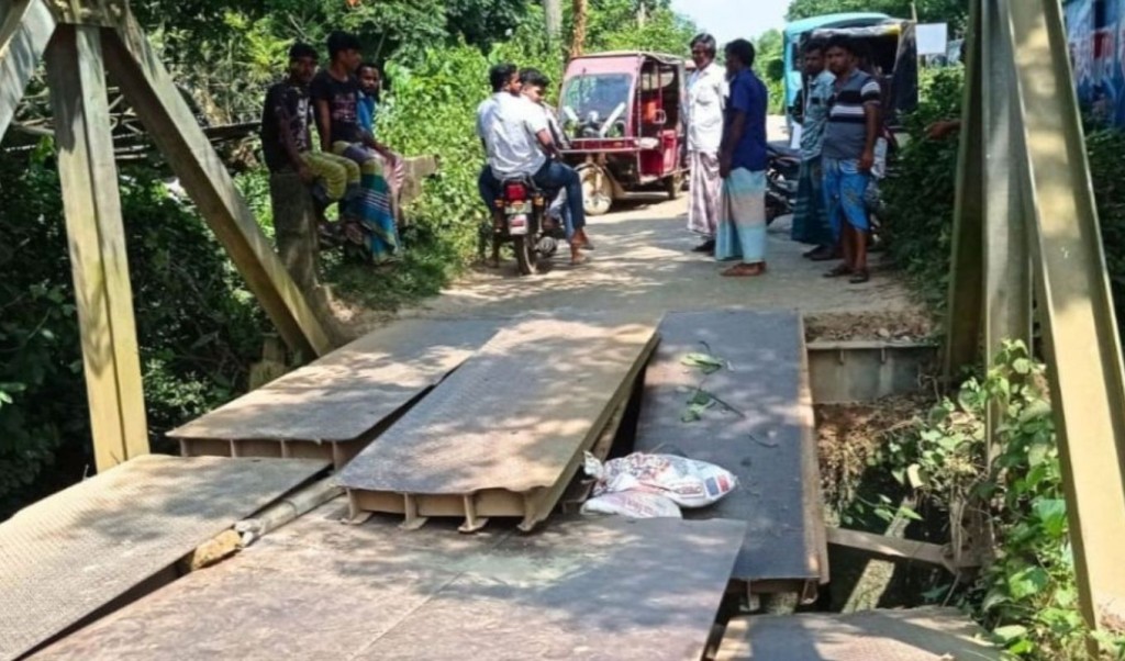 এক বেইলি ব্রিজ ভাঙল ২৮ বার, যোগাযোগ বিচ্ছিন্ন 4 এক বেইলি ব্রিজ ভাঙল ২৮ বার যোগাযোগ বিচ্ছিন্ন 1758973146 এক বেইলি ব্রিজ ভাঙল ২৮ বার, যোগাযোগ বিচ্ছিন্ন