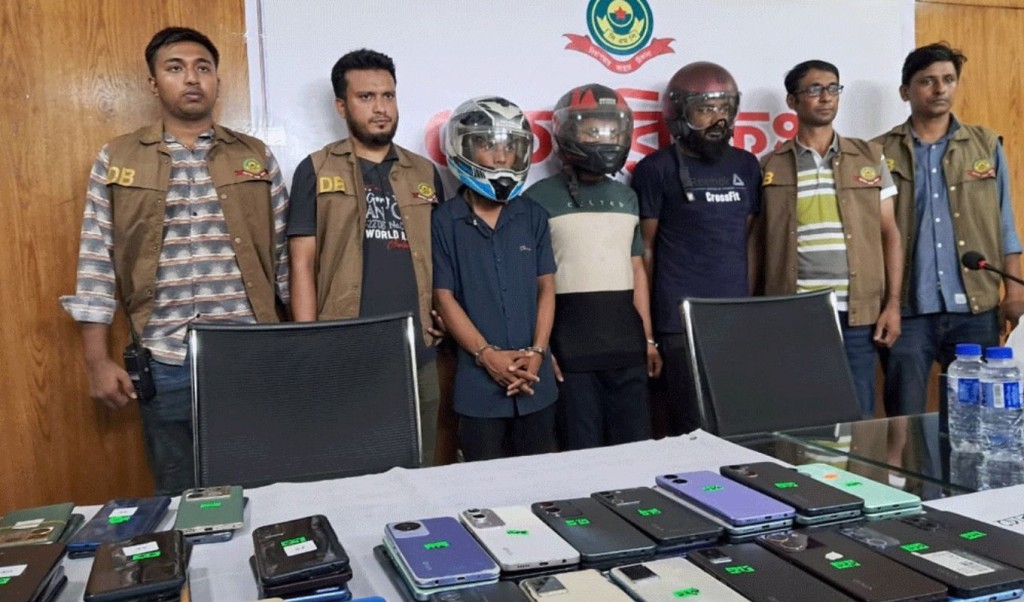 একটি মোবাইলের খোঁজে নেমে মিলল ১৪৮ চোরাই মোবাইল 3 একটি মোবাইলের খোঁজে নেমে মিলল ১৪৮ চোরাই মোবাইল 1758297173 একটি মোবাইলের খোঁজে নেমে মিলল ১৪৮ চোরাই মোবাইল