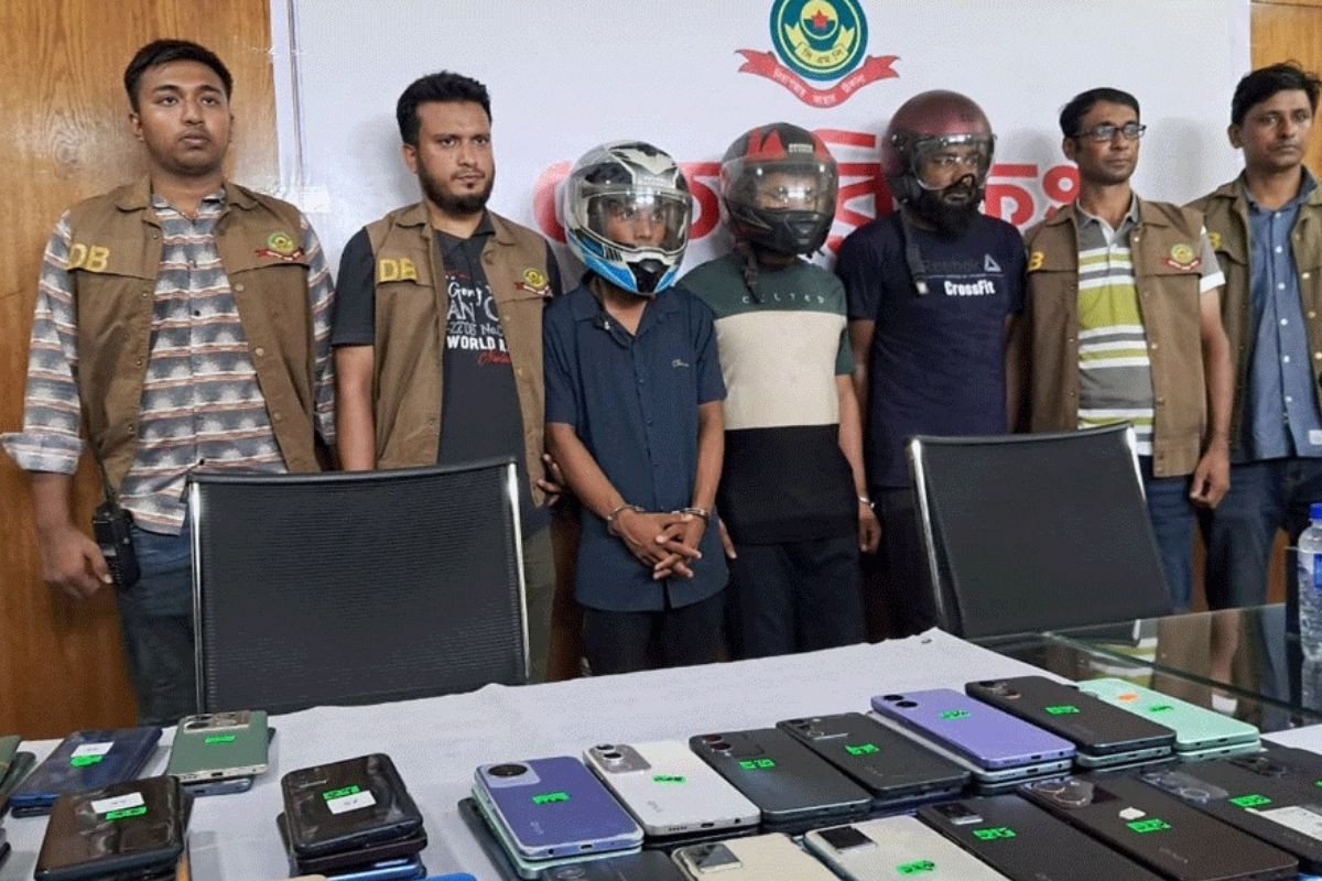 একটি মোবাইলের খোঁজে নেমে মিলল ১৪৮ চোরাই মোবাইল