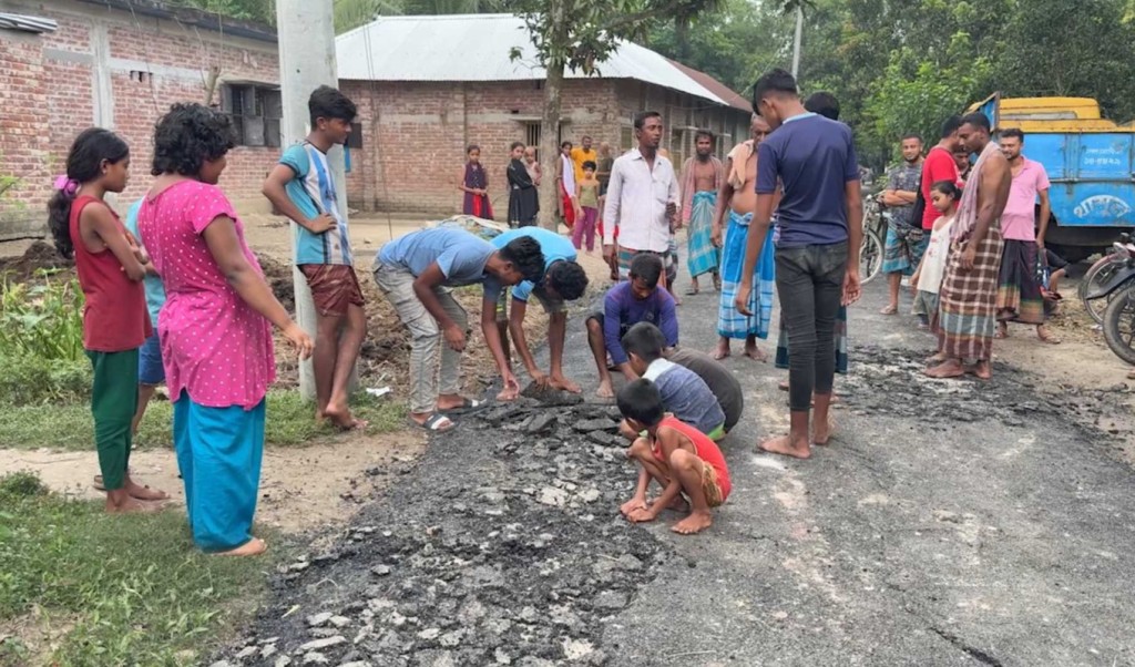 একদিন না যেতেই উঠে যাচ্ছে নতুন রাস্তার পিচ! 4 একদিন না যেতেই উঠে যাচ্ছে নতুন রাস্তার পিচ 1757936287 একদিন না যেতেই উঠে যাচ্ছে নতুন রাস্তার পিচ!