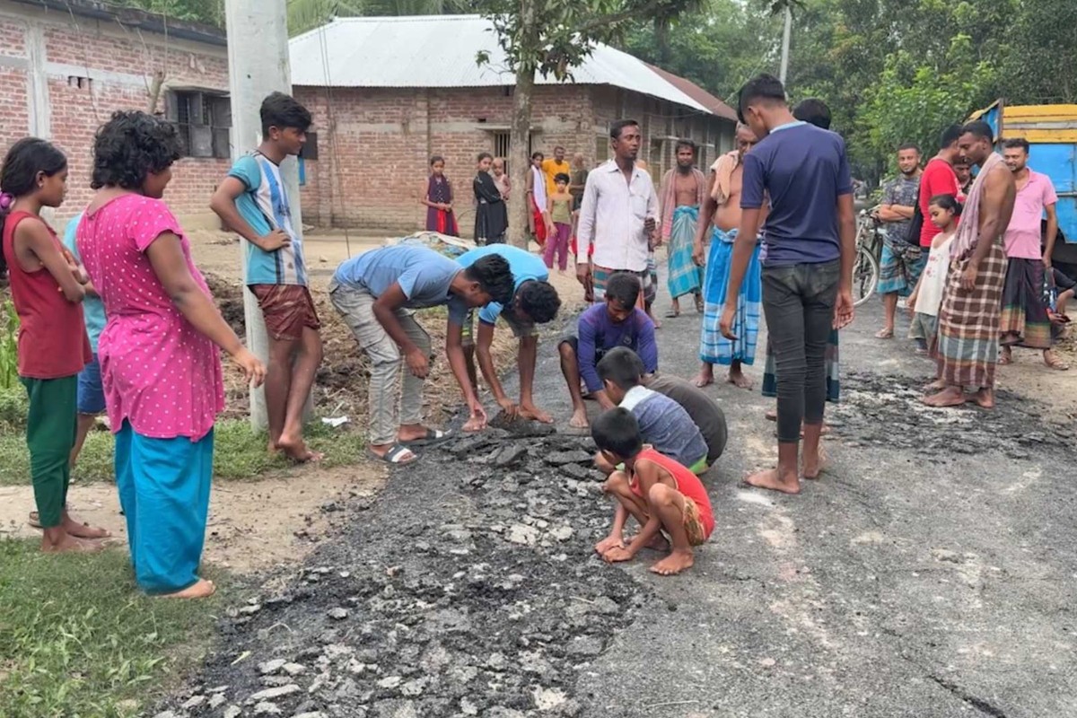 একদিন না যেতেই উঠে যাচ্ছে নতুন রাস্তার পিচ!