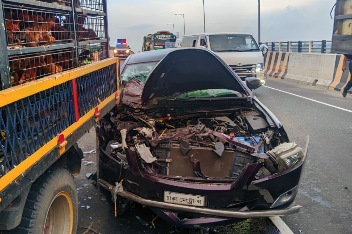 ফ্লাইওভারে দাঁড়ানো বিকল ট্রাকের পেছনে দ্রুতগতির গাড়ির ধাক্কা, নিহত ১