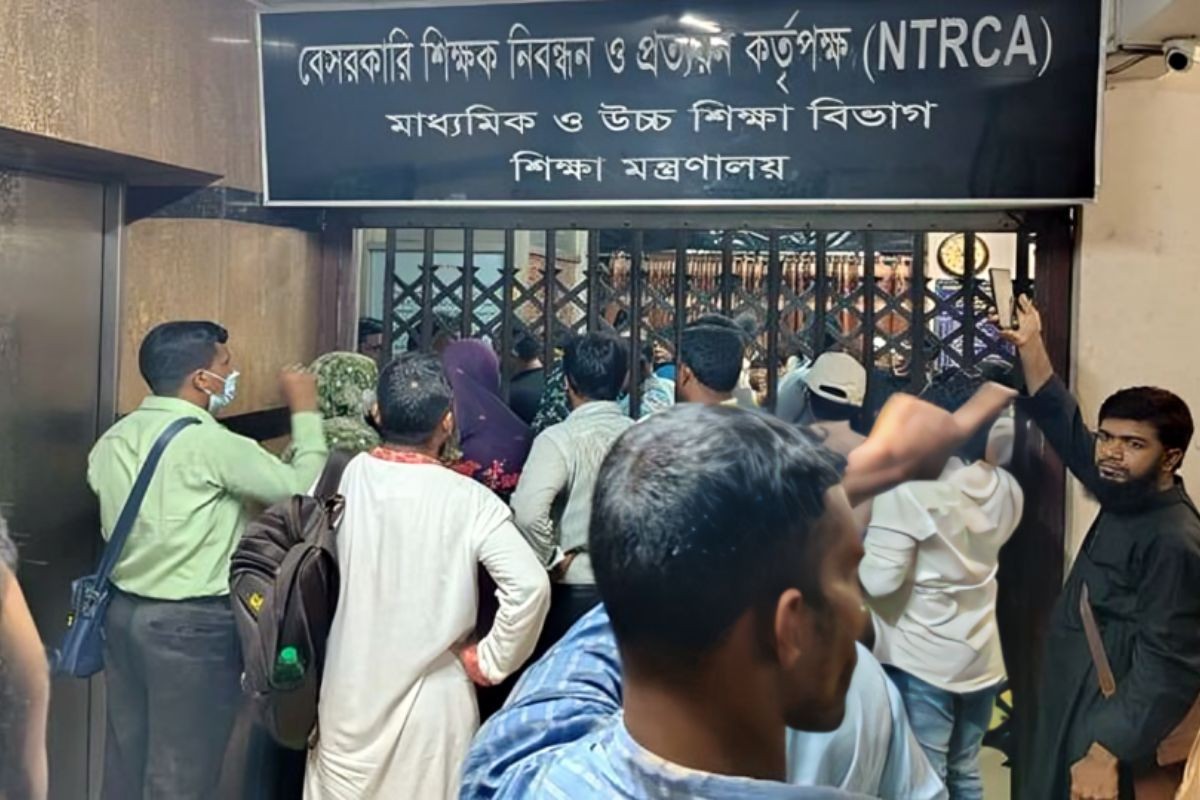 এনটিআরসিএ কার্যালয়ের সামনে নিয়োগবঞ্চিতদের অবস্থান, হট্টগোল